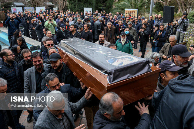 مراسم تشییع پیکر منوچهر والی‌زاده زیر باران برگزار شد