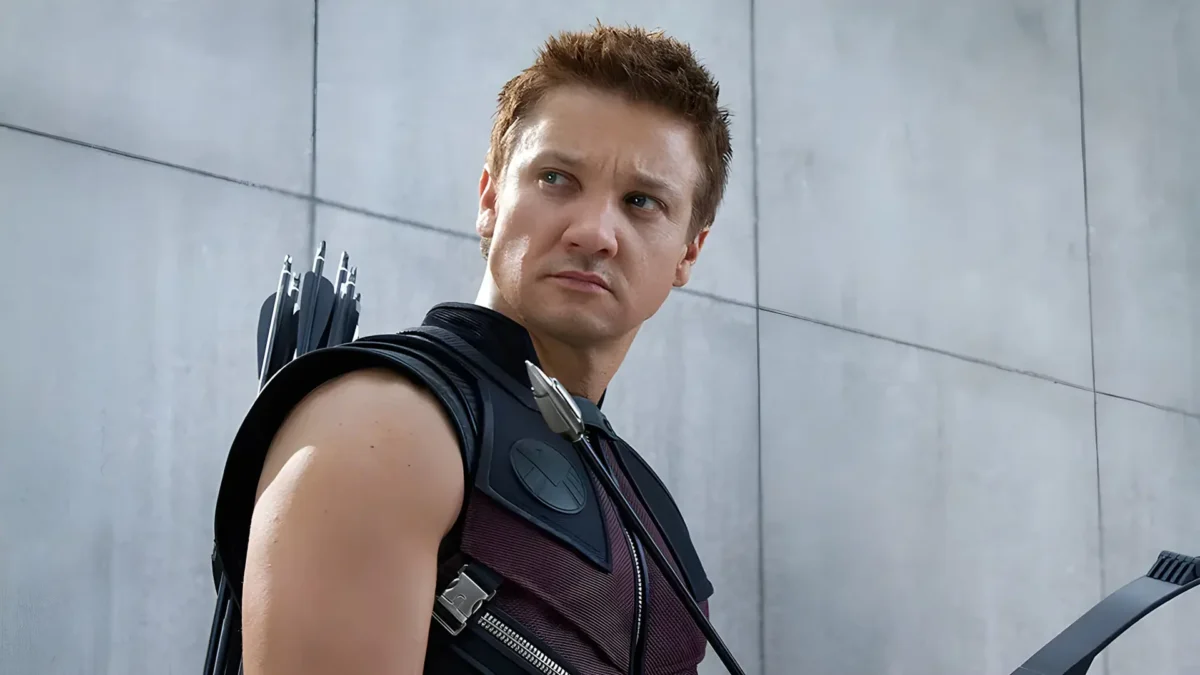 هاکای (Hawkeye) با تیر و کمان در میان دیوارهایی سنگی
