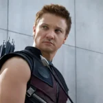 هاکای (Hawkeye) با تیر و کمان در میان دیوارهایی سنگی
