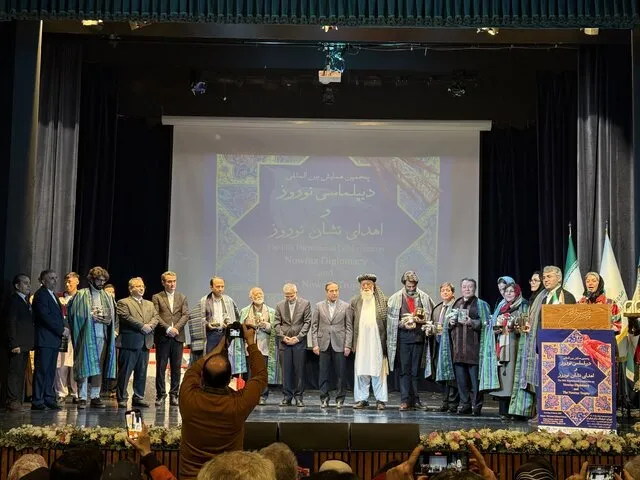 اهدای نشان به کارگردان فیلمهای بچه مردم و چشم بادومی