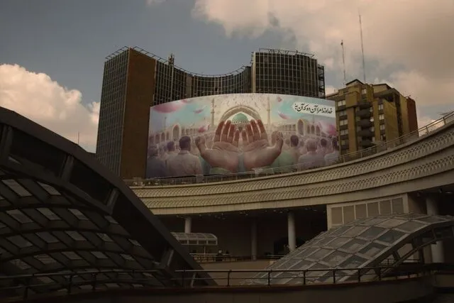 تغییر دیوارنگاره میدان ولیعصرعج