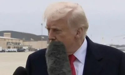 خبرنگاری که میکروفون را به صورت ترامپ زد ویدئو