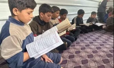 نوجوانانی که در میان ویرانیهای غزه قرآن تلاوت میکردند