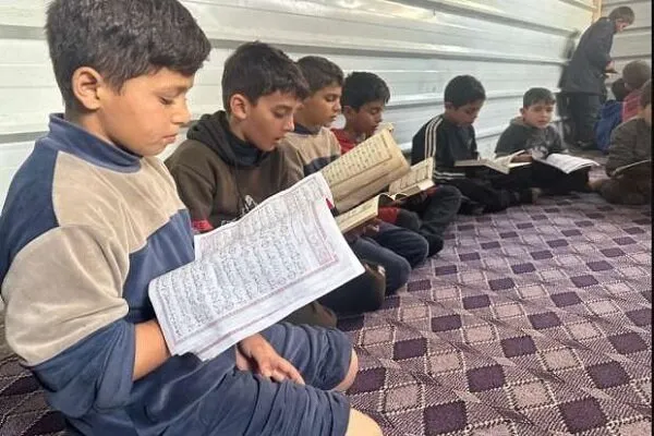 نوجوانانی که در میان ویرانیهای غزه قرآن تلاوت میکردند