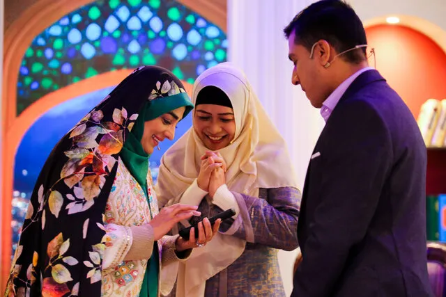 هلال برخلاف برنامه‌های استودیویی و خشک حرکت می‌کند