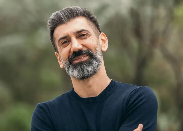 سینا رازانی کارگردانی را آغاز میکند