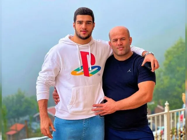 فردین معصومی و فرزندش در کنار جناب‌ خان