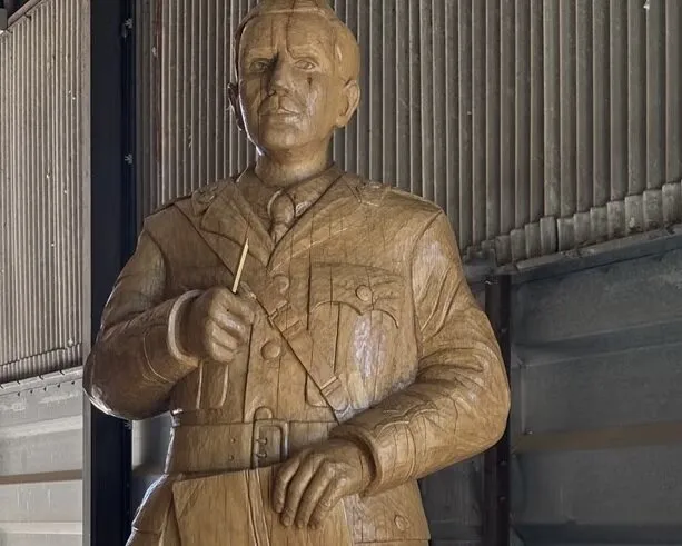 رونمایی از مجسمه تالکین و همسرش